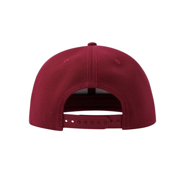 Gorra en sarga de poliéster reciclado con visera plana 300 g/m2 color rojo oscuro vista detalle 2 Gorra en sarga de poliéster reciclado con visera plana 300 g/m2 color rojo oscuro vista detalle 2