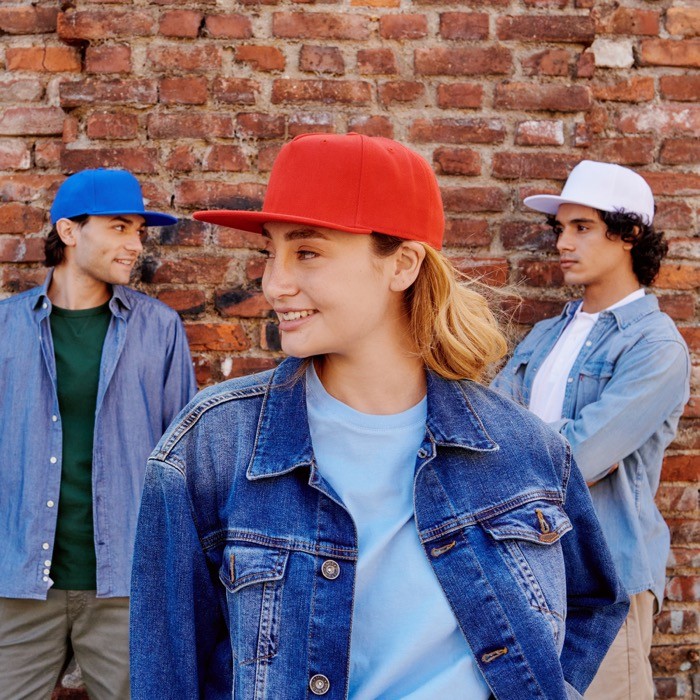 Gorra hecha parcialmente de lana con visera plana de 400 g/m2 vista de ambiente Gorra hecha parcialmente de lana con visera plana de 400 g/m2 vista de ambiente