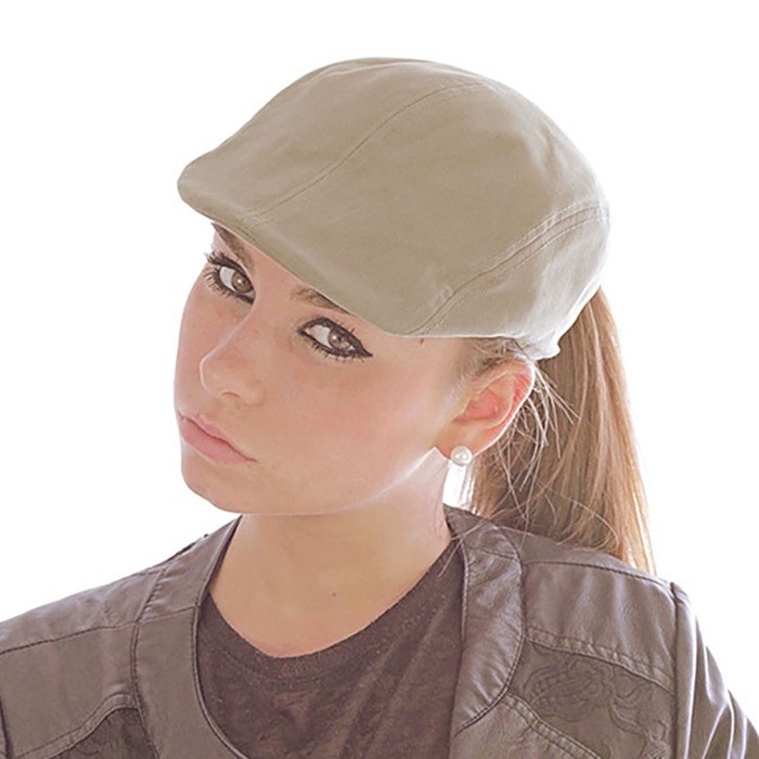 Boina ecuestre de algodón cepillado con cierre de velcro 235 g/m2 color caqui vista de ambiente Boina ecuestre de algodón cepillado con cierre de velcro 235 g/m2 color caqui vista de ambiente