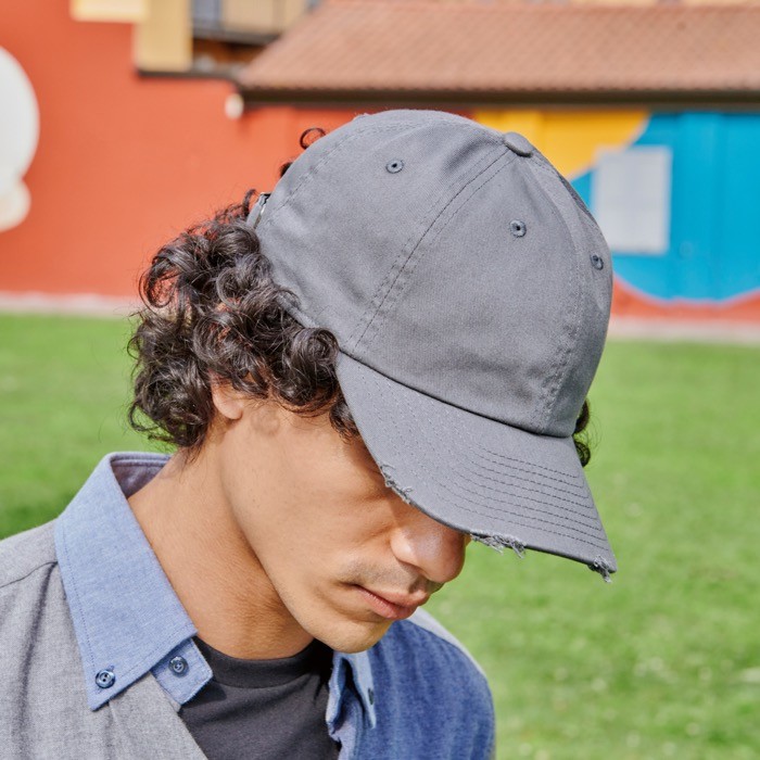 Gorra de algodón de estilo americano 90s con desgaste 280 g/m2 vista de ambiente Gorra de algodón de estilo americano 90s con desgaste 280 g/m2 vista de ambiente