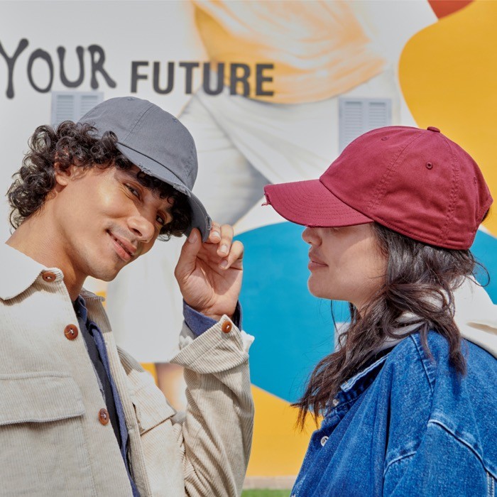 Gorra de algodón de estilo americano 90s con desgaste 280 g/m2 vista de ambiente Gorra de algodón de estilo americano 90s con desgaste 280 g/m2 vista de ambiente