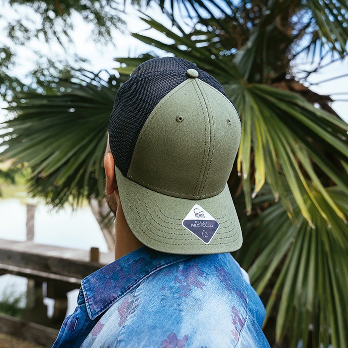 Gorra de algodón reciclado de 6 paneles y malla tarsera 250 g/m2 color verde oliva vista 1