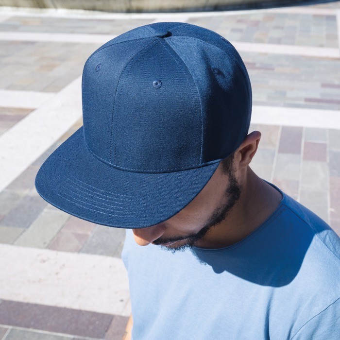 Gorra de poliéster reciclado con visera plana y 6 paneles 200 g/m2 vista de ambiente