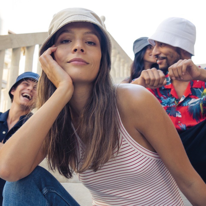 Gorro estilo bob de algodón reciclado con dos ojales 260 g/m2 vista de ambiente