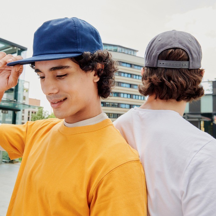 Gorra vintage de algodón reciclado con visera plana 260 g/m2 vista de ambiente