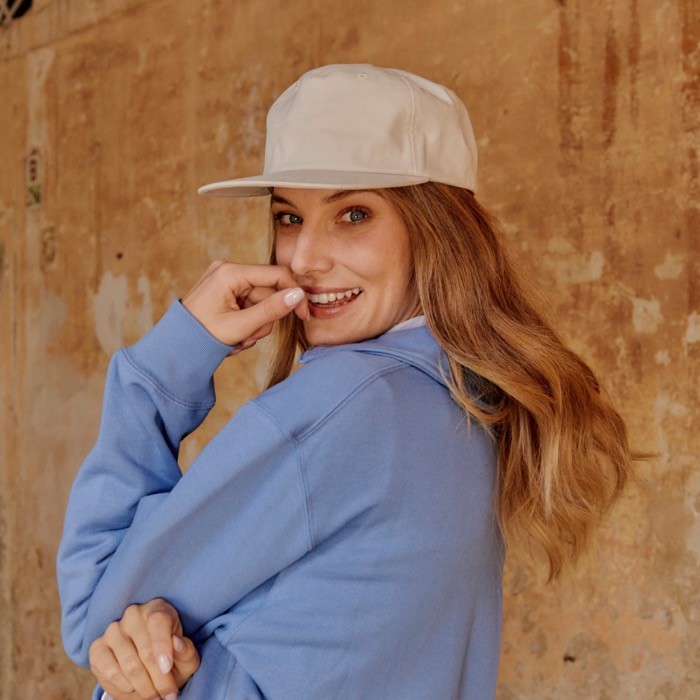 Gorra vintage de algodón reciclado con visera plana 260 g/m2 vista de ambiente