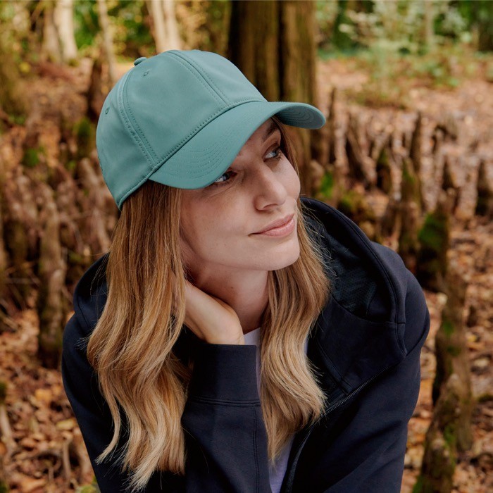Gorra de poliéster reciclado y elastano con dry tech 195 g/m2 vista de ambiente