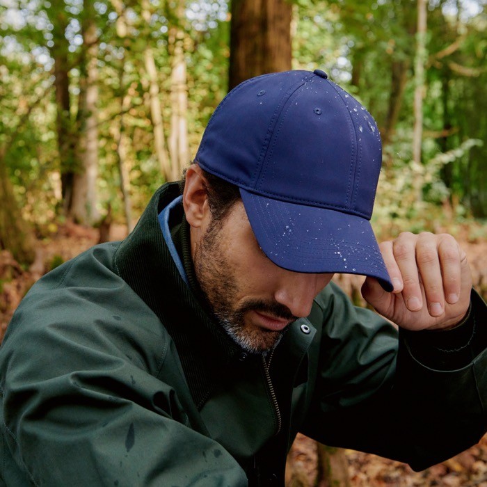 Gorra de poliéster reciclado y elastano con dry tech 195 g/m2 vista de ambiente