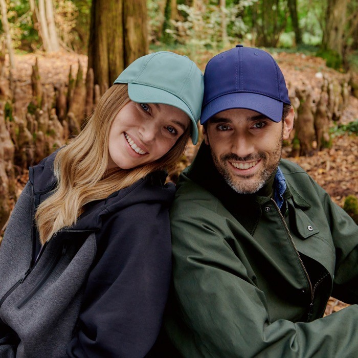 Gorra de poliéster reciclado y elastano con dry tech 195 g/m2 vista de ambiente