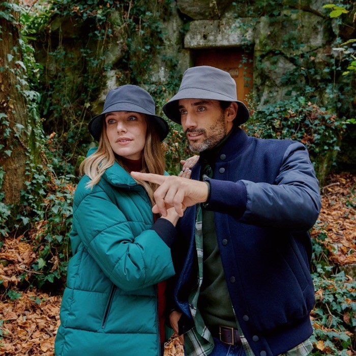 Gorro estilo bob reversible con forro polar interior 120 g/m2 vista de ambiente