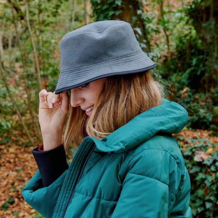 Gorro estilo bob reversible con forro polar interior 120 g/m2 vista de ambiente