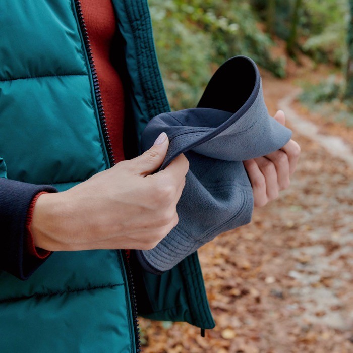 Gorro estilo bob reversible con forro polar interior 120 g/m2 vista de ambiente