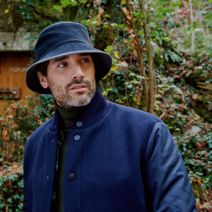 Gorro estilo bob reversible con forro polar interior 120 g/m2 vista de ambiente