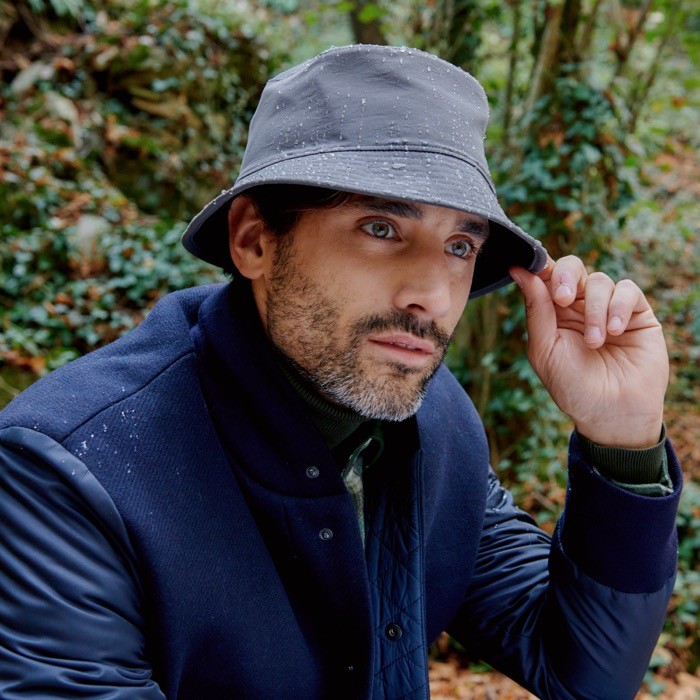 Gorro estilo bob reversible con forro polar interior 120 g/m2 vista de ambiente