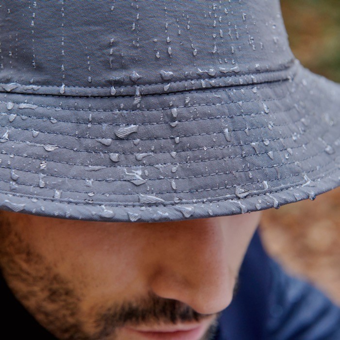 Gorro estilo bob reversible con forro polar interior 120 g/m2 vista de ambiente