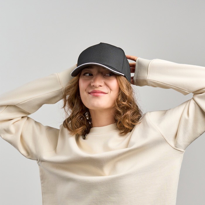 Gorra de béisbol de poliéster reciclado de 5 paneles 220 g/m2 vista 2 Gorra de béisbol de poliéster reciclado de 5 paneles 220 g/m2 vista 2