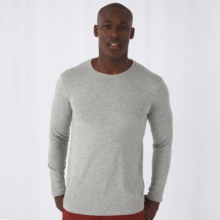 Camiseta de hombre de manga larga de algodón orgánico B&C vista de ambiente