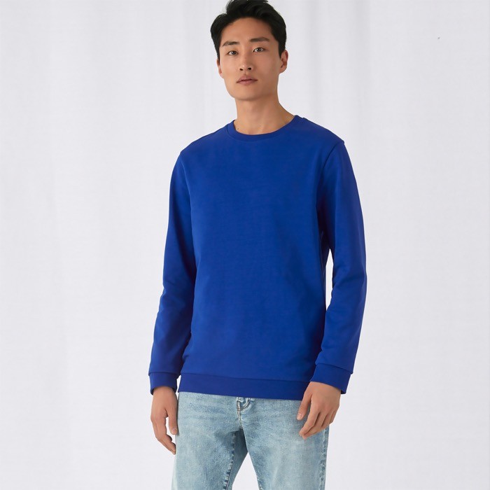 Jersey de cuello redondo de algodón entallado 280 g/m2 B&C vista de ambiente