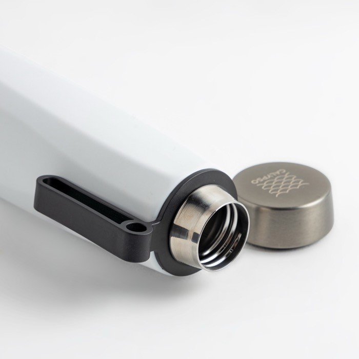 Botella termo de acero inoxidable reciclado con asa útil 750ml color blanco vista de ambiente