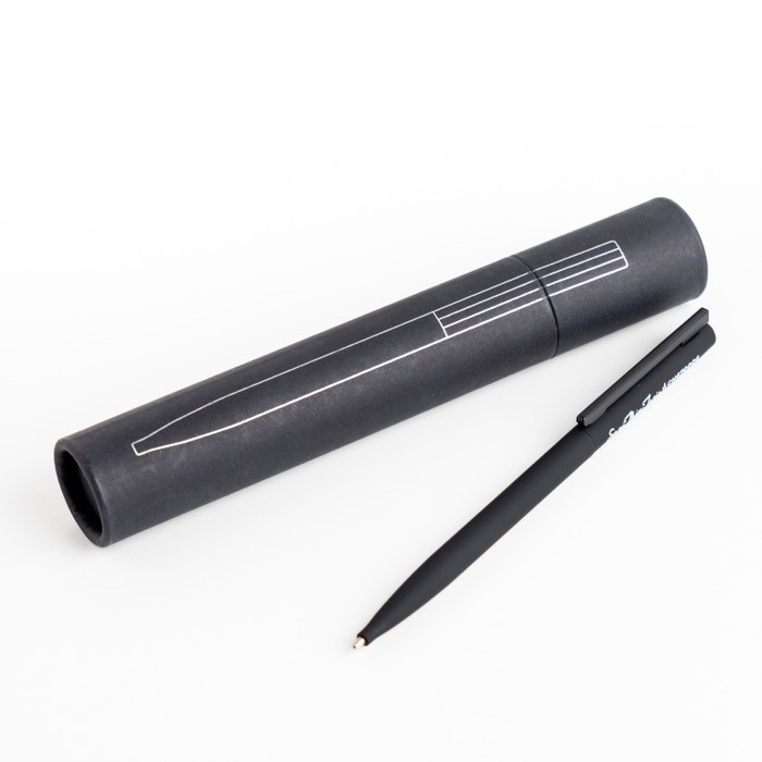 Bolígrafo elegante y fino de latón y acero inoxidable tinta azul color negro vista de ambiente Bolígrafo elegante y fino de latón y acero inoxidable tinta azul color negro vista de ambiente