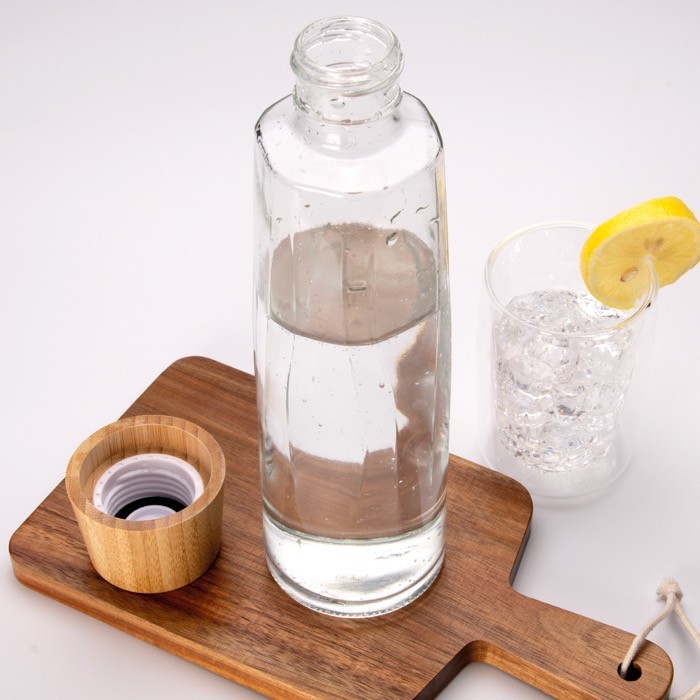 Botella de vidrio sostenible premium con tapa de bambú 750ml vista de ambiente Botella de vidrio sostenible premium con tapa de bambú 750ml vista de ambiente
