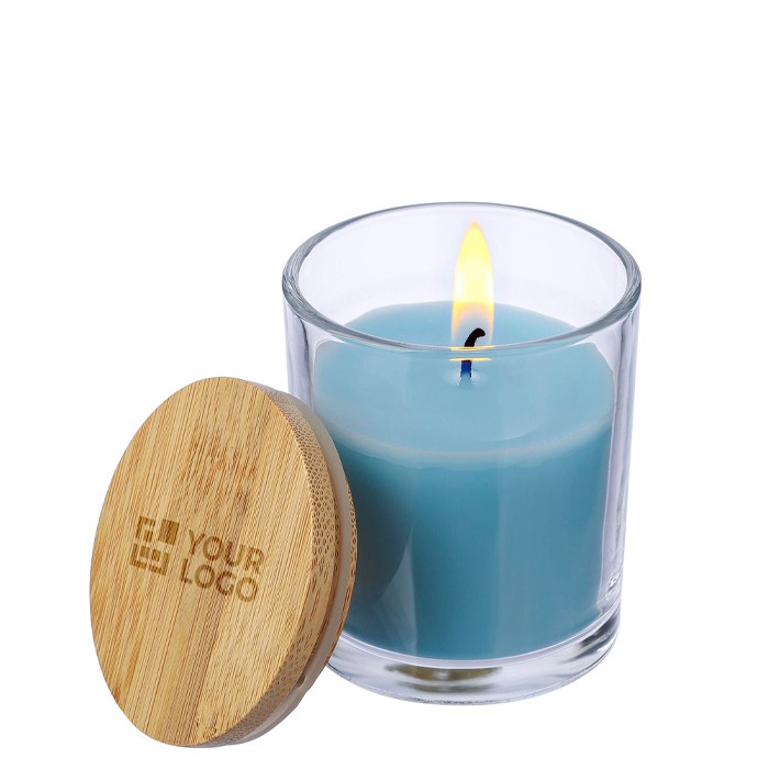 Vela con aroma a vainilla en tarro de vidrio y tapa de bambú color azul claro vista de impresión Vela con aroma a vainilla en tarro de vidrio y tapa de bambú color azul claro vista de impresión