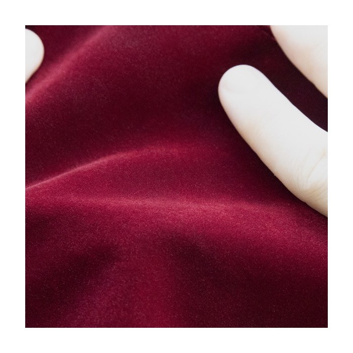 Neceser de terciopelo con tirador dorado color burdeos primera vista Neceser de terciopelo con tirador dorado color burdeos primera vista