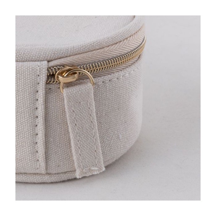 Joyero redondo para viajes de algodón reciclado con cremallera color natural tercera vista Joyero redondo para viajes de algodón reciclado con cremallera color natural tercera vista