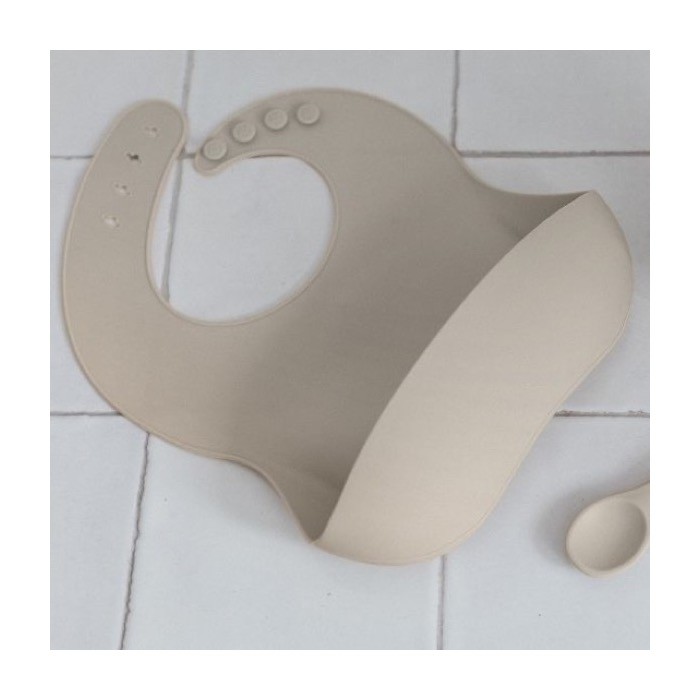 Babero para bebe de silicona con múltiples ajustes y bolsillo frontal color beige segunda vista Babero para bebe de silicona con múltiples ajustes y bolsillo frontal color beige segunda vista