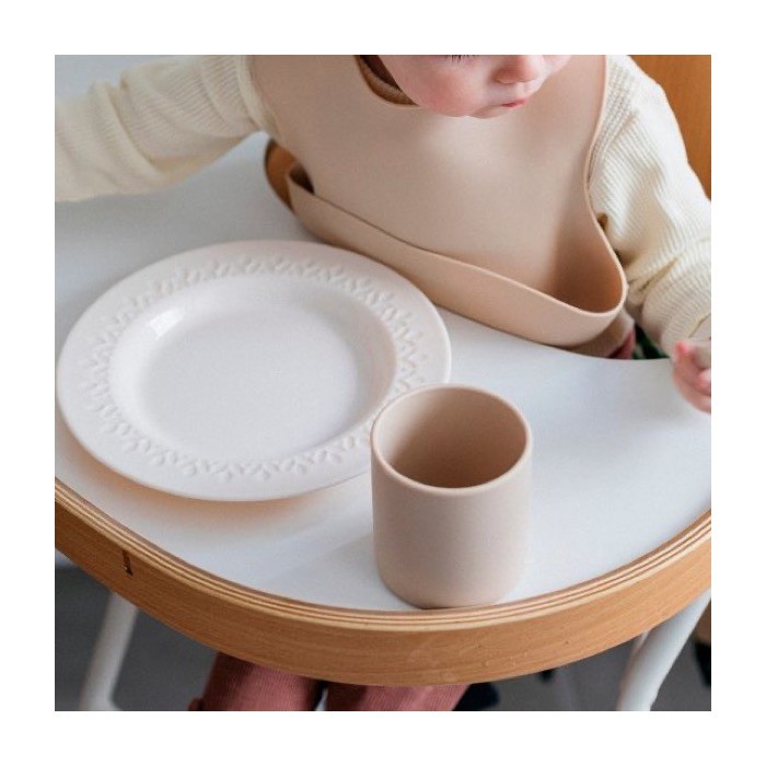 Vaso flexible infantil de silicona ideal para un mejor agarre color beige segunda vista