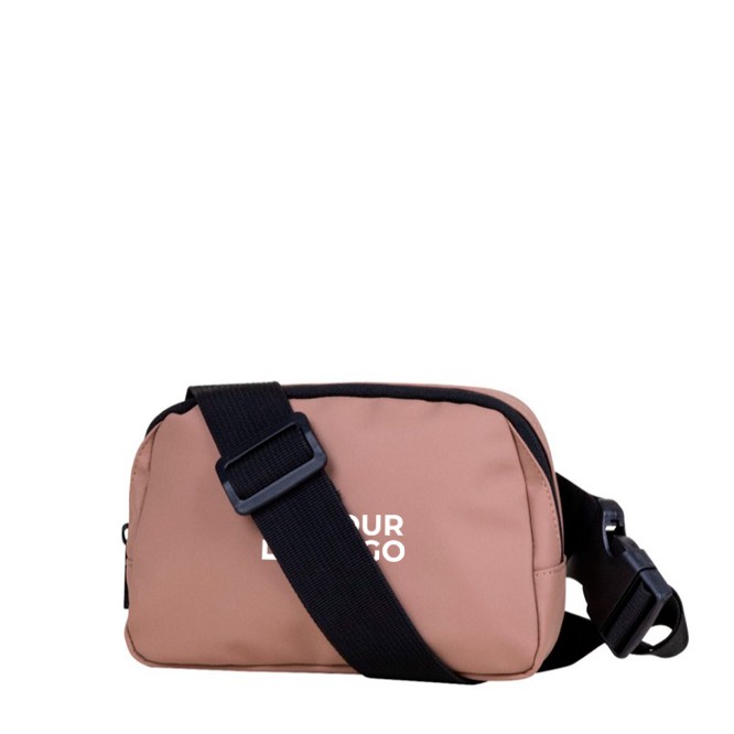 Bandolera de cuero sintético con un bolsillo exterior detrás color marrón vista principal Bandolera de cuero sintético con un bolsillo exterior detrás color marrón vista principal