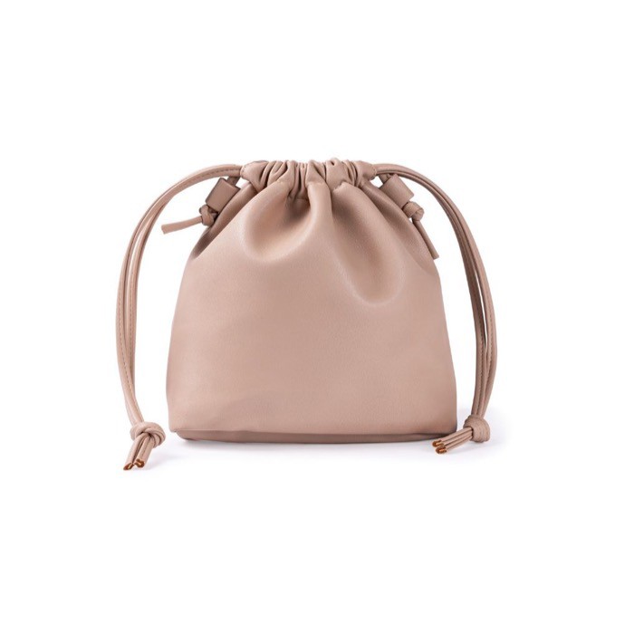 Neceser de PU con cierre de cordón y opción para llevar como bolso color camel primera vista