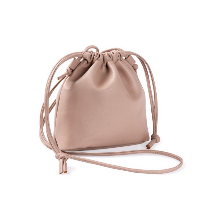 Neceser de PU con cierre de cordón y opción para llevar como bolso color camel segunda vista