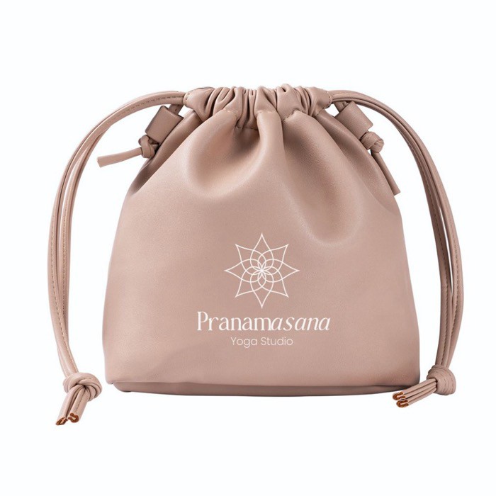 Neceser de PU con cierre de cordón y opción para llevar como bolso color camel cuarta vista