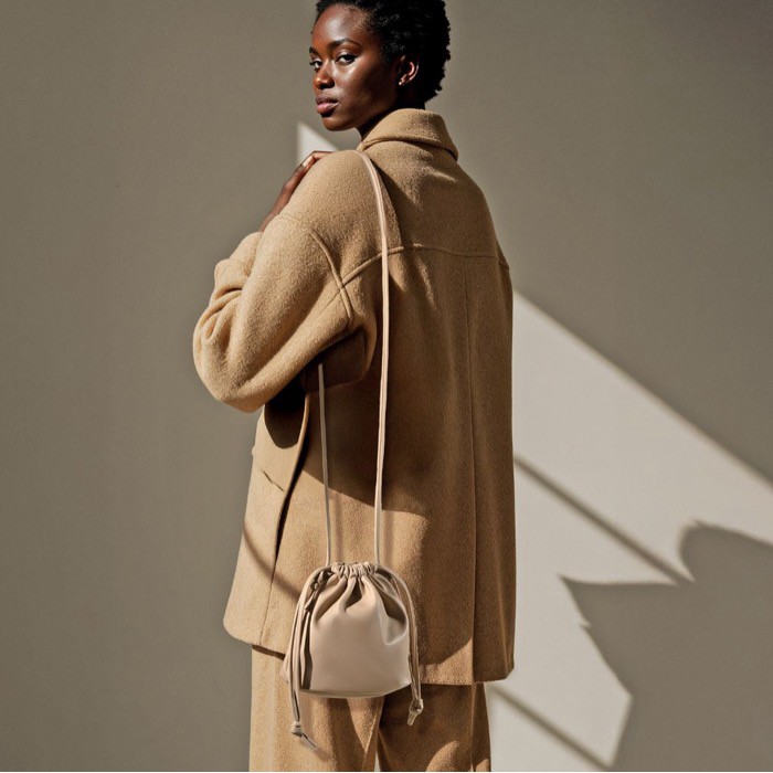 Neceser de PU con cierre de cordón y opción para llevar como bolso color camel sexta vista