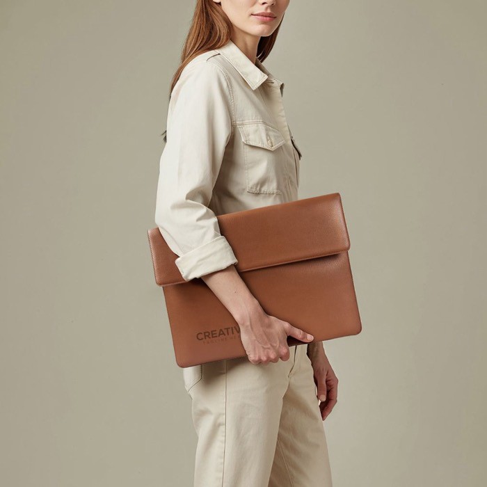 Elegante porta documentos hecho de cuero sintético personalizable color marrón vista detalle 2