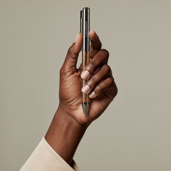 Bolígrafo elegante de madera de mecanismo giratorio con tinta azul color madera oscura vista detalle 3