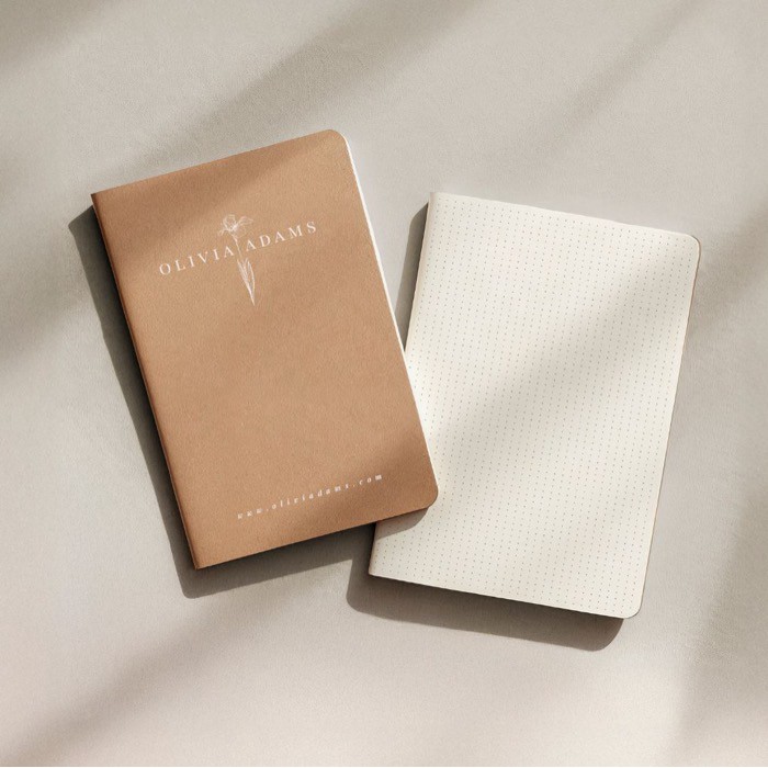 Libretas con hojas color crema y papel FSC a cuadros A5 color caqui cuarta vista Libretas con hojas color crema y papel FSC a cuadros A5 color caqui cuarta vista