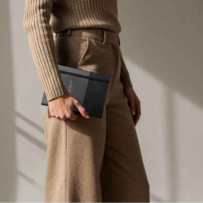 Libreta de cuero sintético y RPET con hojas color crema a rayas A5 color negro sexta vista Libreta de cuero sintético y RPET con hojas color crema a rayas A5 color negro sexta vista