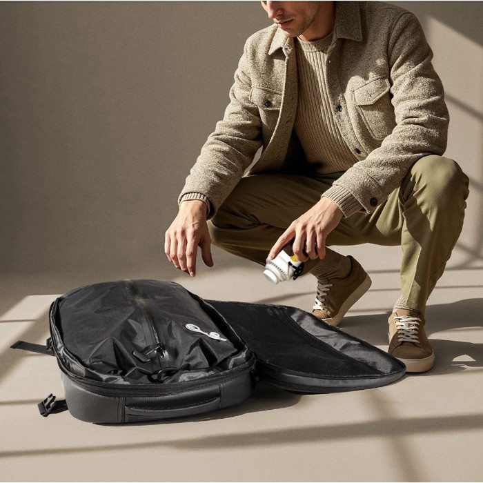 Mochila de cuero sintético para viajes con función expandible 30L color negro vista detalle 4