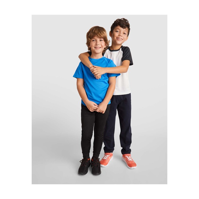 Pantalón infantil con cintura elástica de poliéster 220 g/m2 Roly color azul marino imagen de estilo de vida Pantalón infantil con cintura elástica de poliéster 220 g/m2 Roly color azul marino imagen de estilo de vida