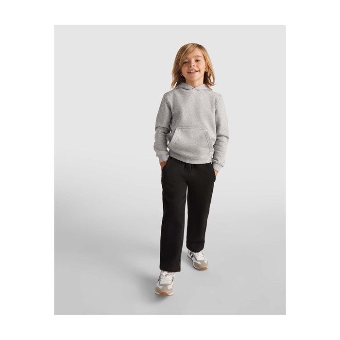 Pantalón deportivo para niños de algodón y poliéster 280 g/m2 Roly color negro imagen de estilo de vida Pantalón deportivo para niños de algodón y poliéster 280 g/m2 Roly color negro imagen de estilo de vida