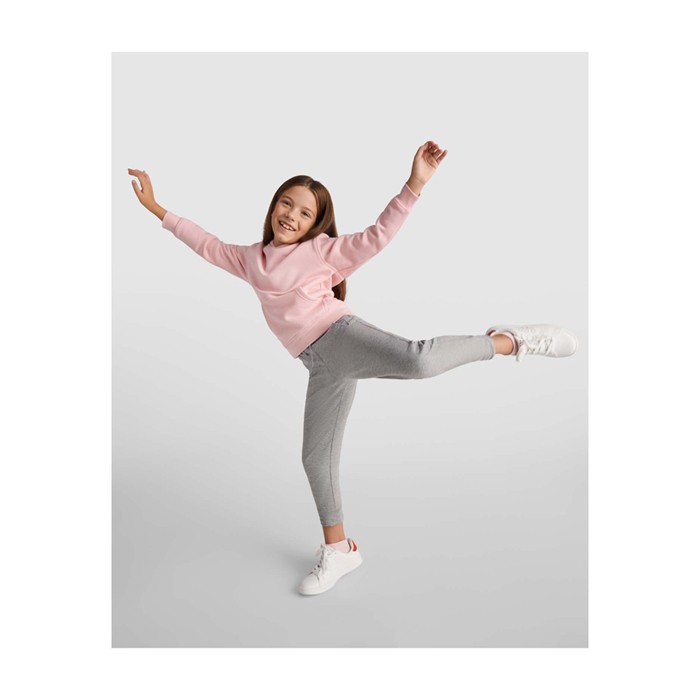 Pantalón infantil sport de algodón y poliéster con pernera 280 g/m2 Roly color gris claro jaspeado imagen de estilo de vida Pantalón infantil sport de algodón y poliéster con pernera 280 g/m2 Roly color gris claro jaspeado imagen de estilo de vida