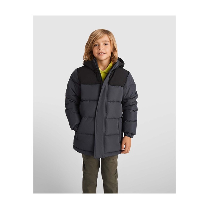 Chaqueta acolchada infantil de poliéster con puños elásticos Roly color marrón imagen de estilo de vida Chaqueta acolchada infantil de poliéster con puños elásticos Roly color marrón imagen de estilo de vida