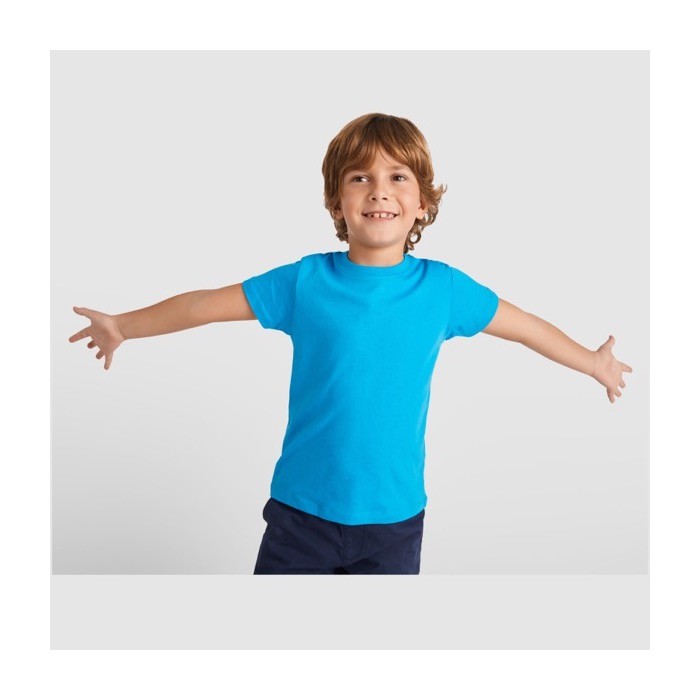 Camiseta de algodón 100% en punto para niños 155 g/m2 Roly color azul vaquero imagen de estilo de vida Camiseta de algodón 100% en punto para niños 155 g/m2 Roly color azul vaquero imagen de estilo de vida