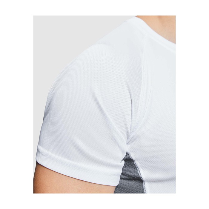 Camiseta deportiva infantil en bicolor de poliéster 140 g/m2 Roly color negro imagen de estilo de vida 2 Camiseta deportiva infantil en bicolor de poliéster 140 g/m2 Roly color negro imagen de estilo de vida 2