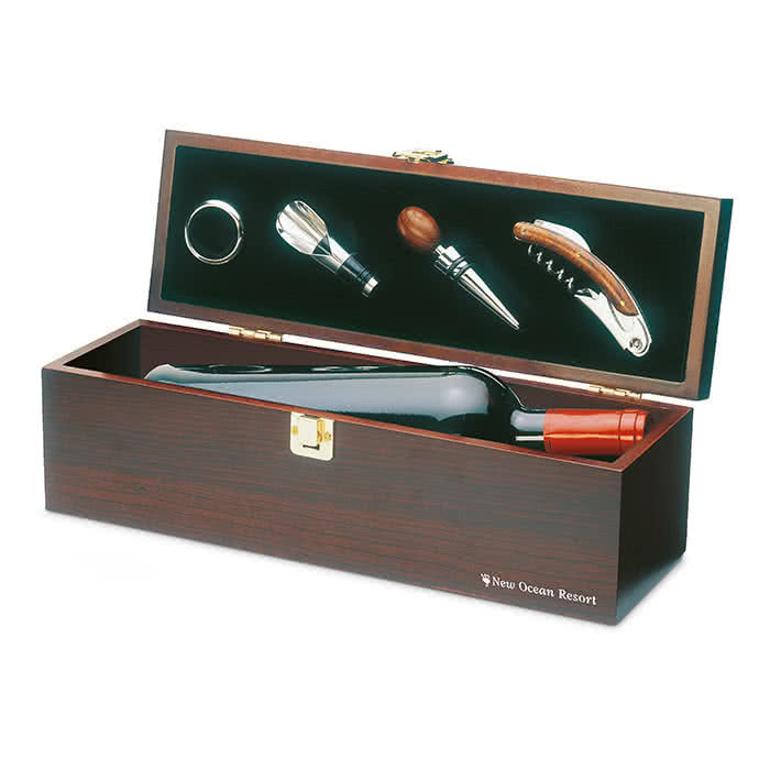 Set de vino personalizado en caja de madera color Madera cuarta vista con logo Set de vino personalizado en caja de madera color Madera cuarta vista con logo
