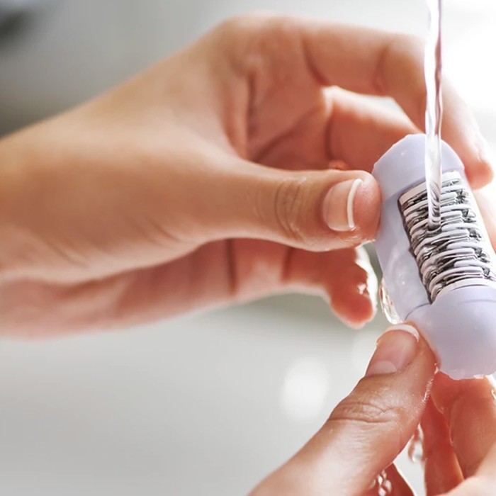 Depiladora y mini recortador en estuche de satín marca Phillips color blanco octava vista Depiladora y mini recortador en estuche de satín marca Phillips color blanco octava vista