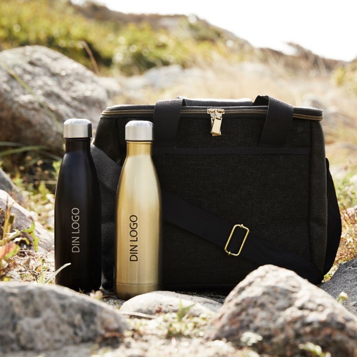 Botella de acero de doble pared con alta capacidad térmica 750ml color negro tercera vista Botella de acero de doble pared con alta capacidad térmica 750ml color negro tercera vista