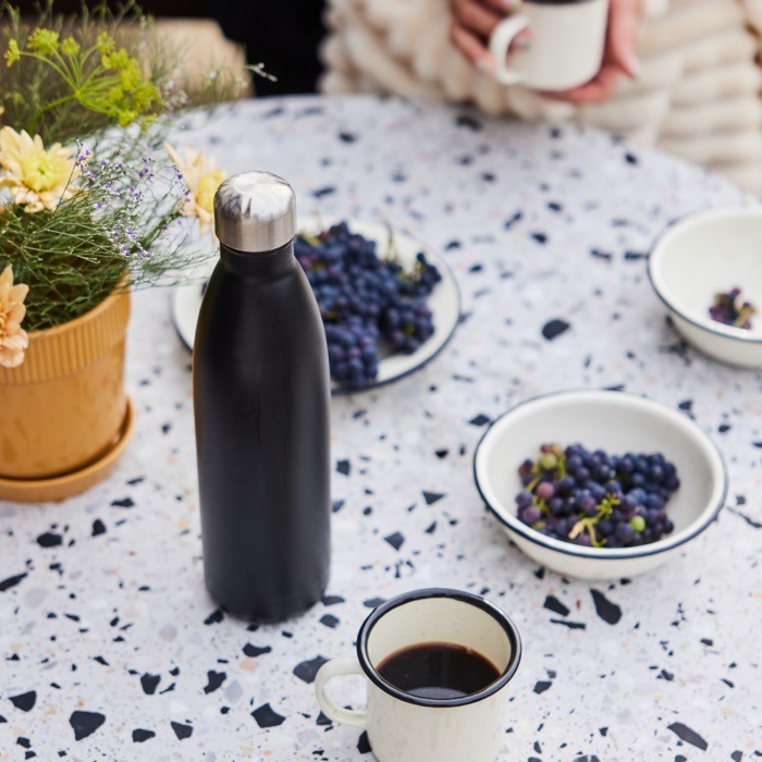 Botella de acero de doble pared con alta capacidad térmica 750ml color negro cuarta vista Botella de acero de doble pared con alta capacidad térmica 750ml color negro cuarta vista
